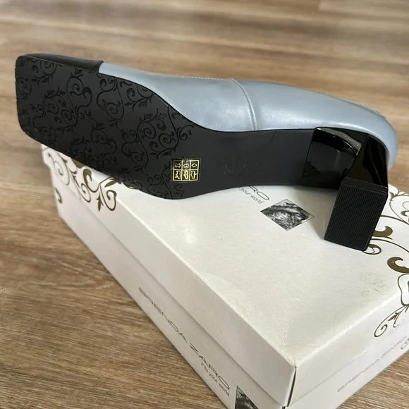 Women's Black and Gray Block Heel Shoes Size 8.5 - Picture 4 of 5